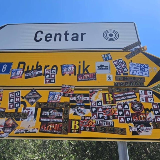 <p>Neprimjerene naljepnice lijepili su državljani Sjeverne Makedonije po Cavtatu</p>