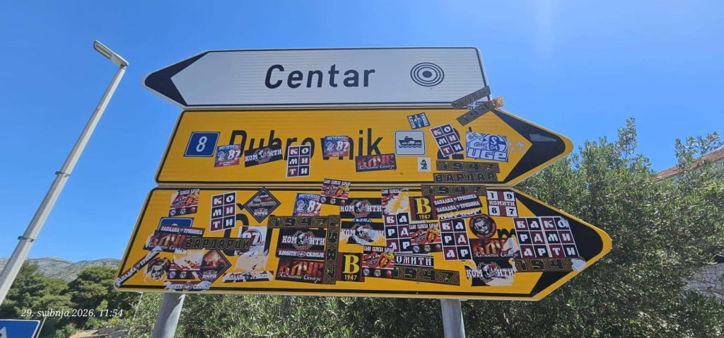 <p>Neprimjerene naljepnice lijepili su državljani Sjeverne Makedonije po Cavtatu</p>