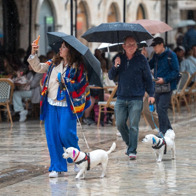 <p>Turisti u &scaron;etnji ki&scaron;nih Stradunom</p>