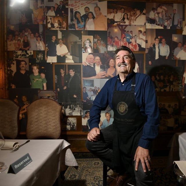 <p>Erik Pavin ispred &lsquo;zida slavnih&lsquo; koji su pohodili njegov restoran: &lsquo;Ime Niko ostalo je i nakon oca jer on je to zaslužio, a sad imam i unuka koji se zove Niko, kći je Nikolina... Tradicija se nastavlja&lsquo;</p>