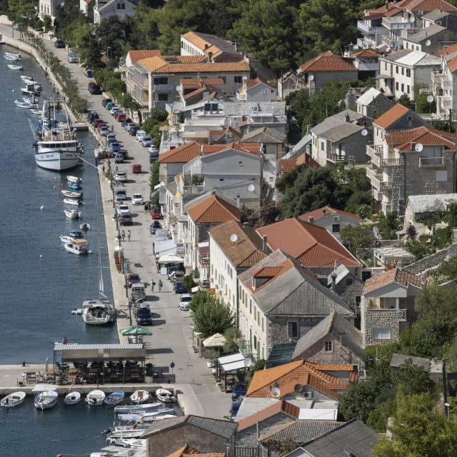 <p>Povlja na otoku Brači<br>
<br>
&nbsp;</p>