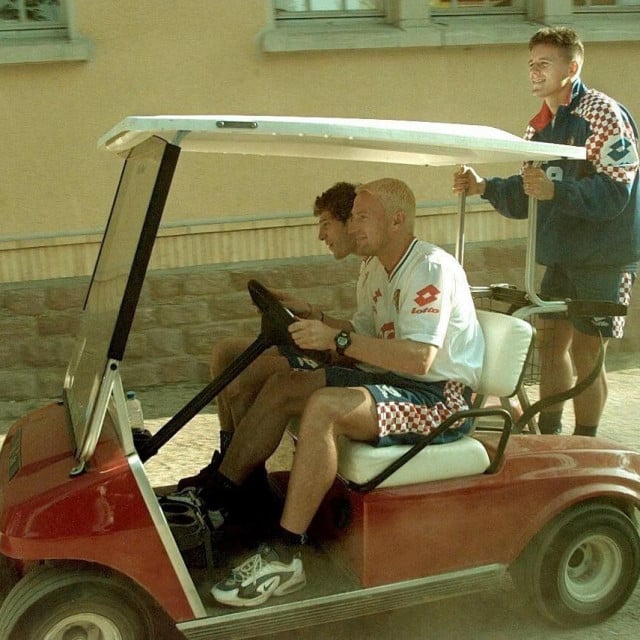 <p>Mario Stanić vozi Slavena Bilića i Gorana Vlaovića u bazi Hrvatske u Vittelu 6. srpnja 1998. godine</p>