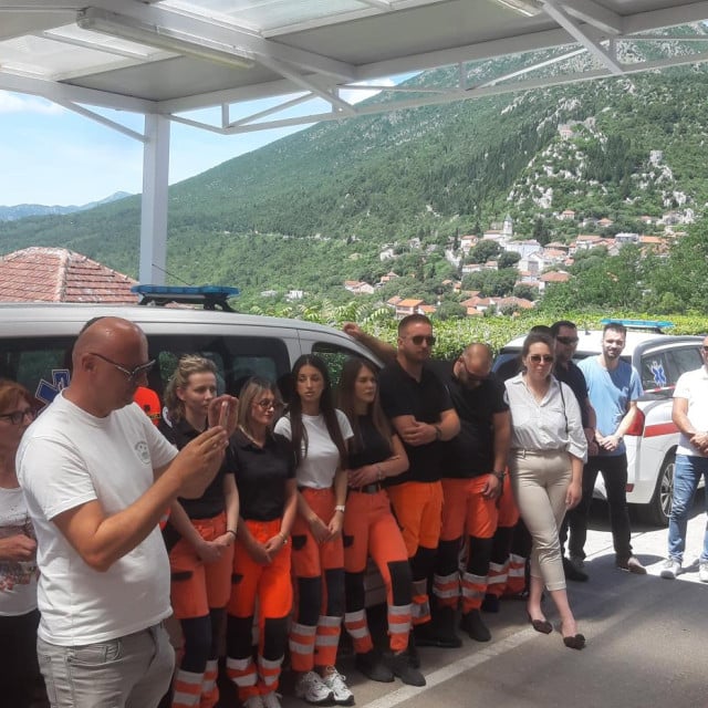 <p>Brojni djelatnici&nbsp;Hitne pomoći do&scaron;li su&nbsp;na otvaranje</p>