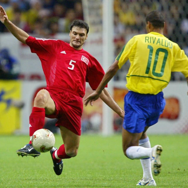<p>Ozalan i Rivaldo u dvoboju</p>