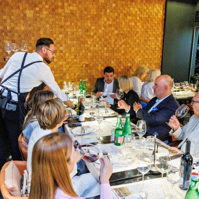 <p>Uz vina s Anda poslužena su birana jela od jakobovih kapica&nbsp;i argentinske&nbsp;black angus govedine.</p>