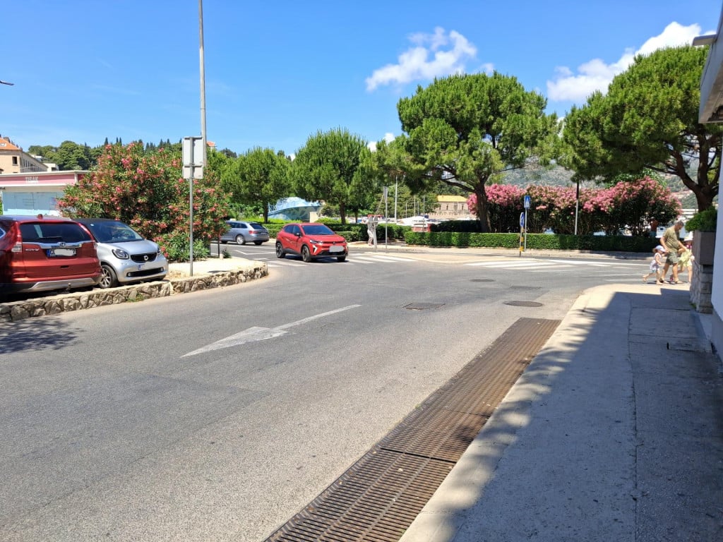 <p>Vozilo iz pravca Batale dužno se zaustaviti i propustiti ostala vozila iz pravca RK Minčeta</p>