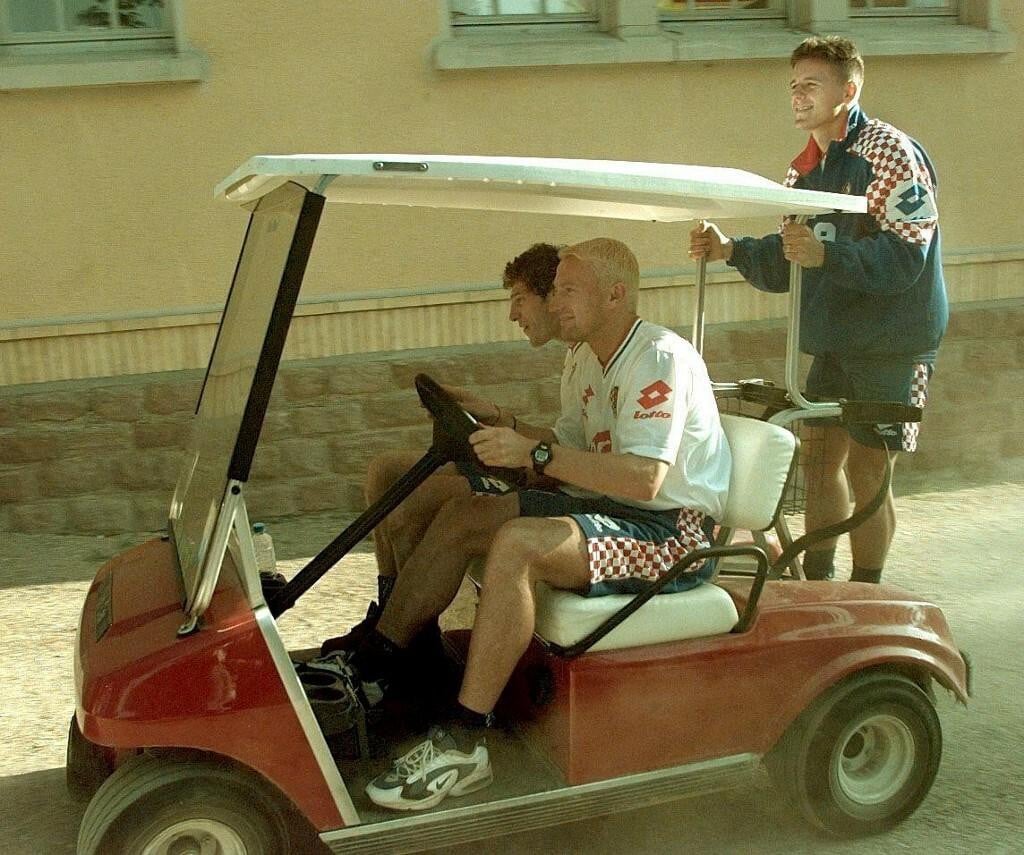 <p>Mario Stanić vozi Slavena Bilića i Gorana Vlaovića u bazi Hrvatske u Vittelu 6. srpnja 1998. godine</p>