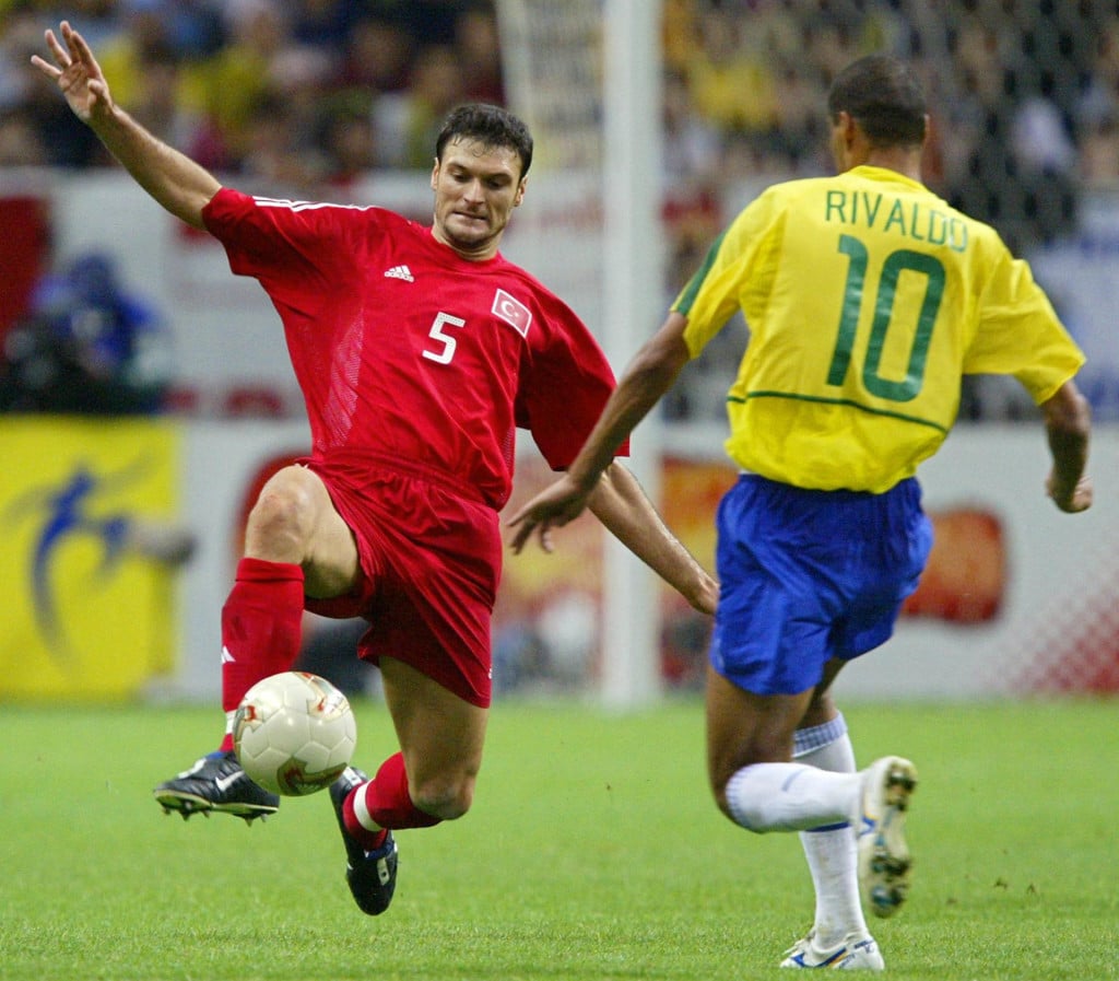 <p>Ozalan i Rivaldo u dvoboju</p>