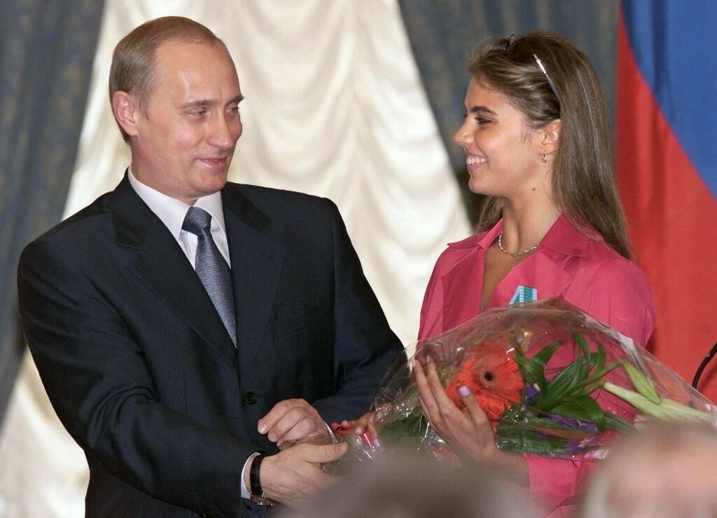 <p>&nbsp;Putin i Alina Kabajeva 2001. godine&nbsp;</p>