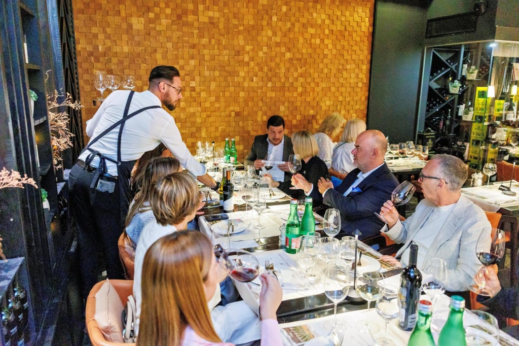 <p>Uz vina s Anda poslužena su birana jela od jakobovih kapica&nbsp;i argentinske&nbsp;black angus govedine.</p>