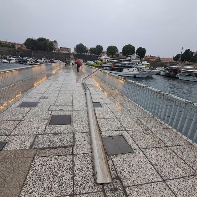<p>O&scaron;tećen rukohvat mosta</p>
