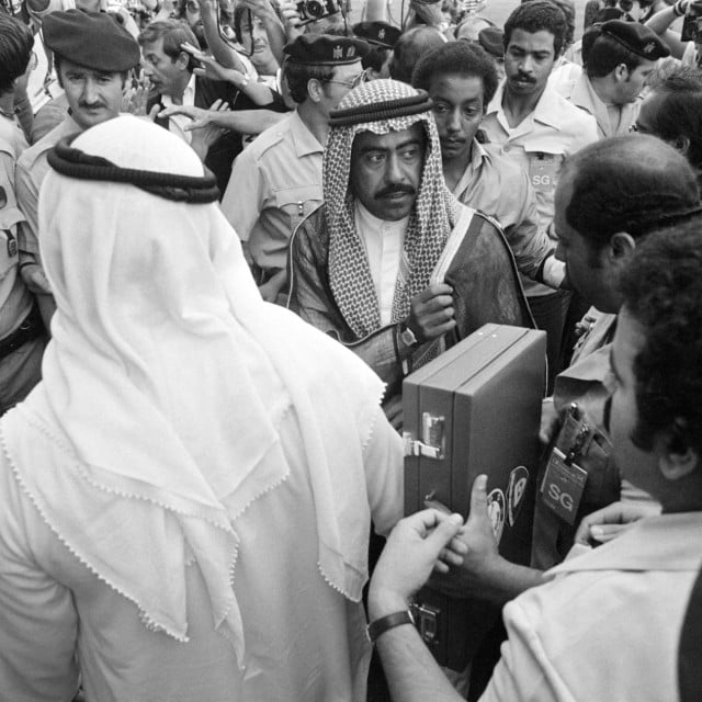 <p>&Scaron;eik Fahad Al-Ahmed Al-Jaber Al-Sabah spustio se na travnjak&nbsp;nezadovoljan zbog sudačke odluke</p>
