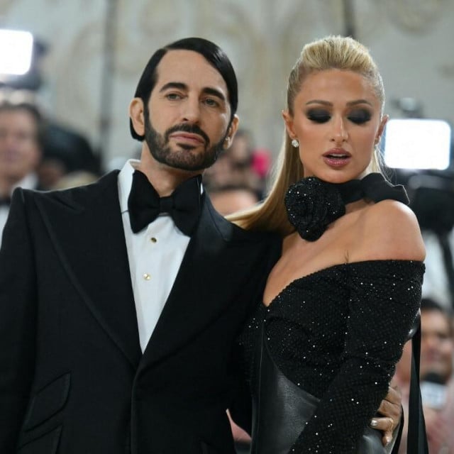 <p>Modni dizajner Marc Jacobs u dru&scaron;tvu Paris Hilton na&nbsp; Met Gali 2023. godine</p>