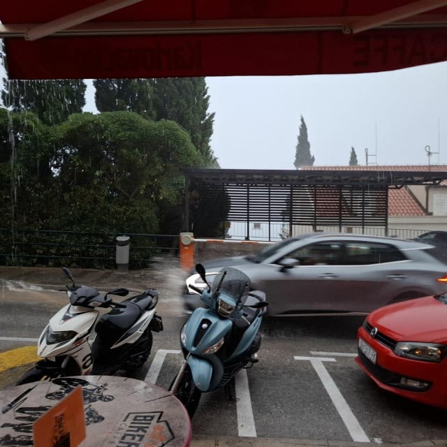 <p>Jako nevrijeme stiglo iznad Dubrovnika</p>