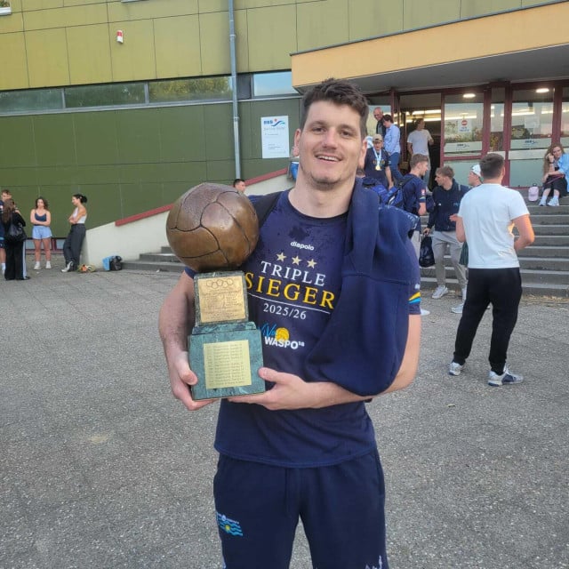 <p>Marko Macan s pokalom prvaka Njemačke</p>