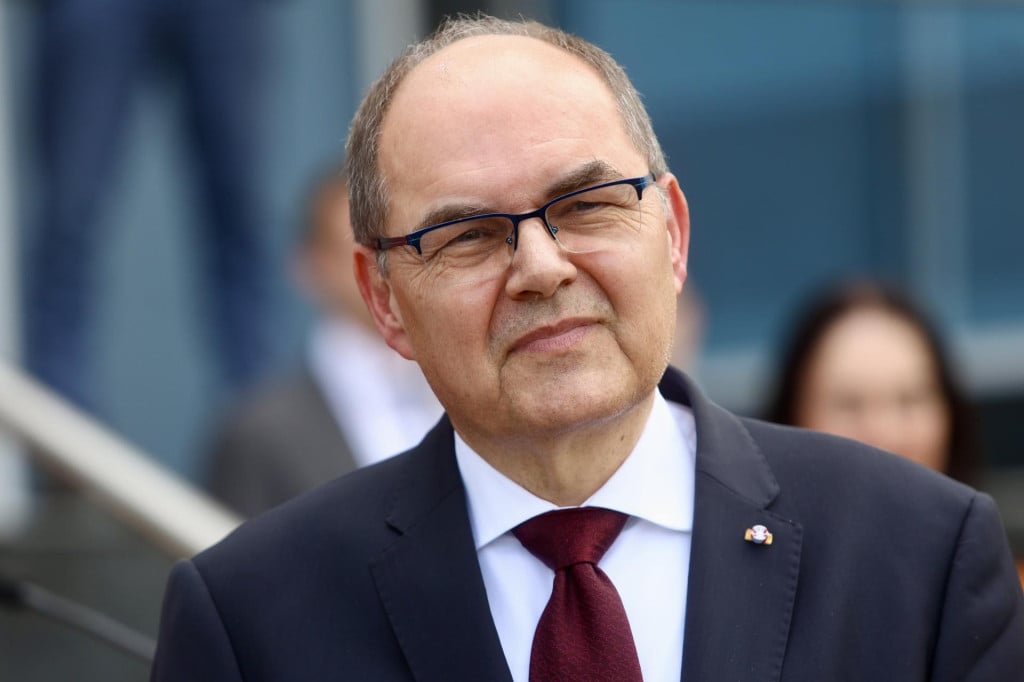 <p>Čeka se bijeli dim iz Sarajeva, bira se nasljednik Christiana Schmidta, u igri je puno igrača i interesa</p>