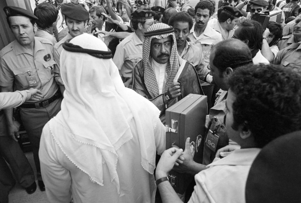 <p>&Scaron;eik Fahad Al-Ahmed Al-Jaber Al-Sabah spustio se na travnjak&nbsp;nezadovoljan zbog sudačke odluke</p>