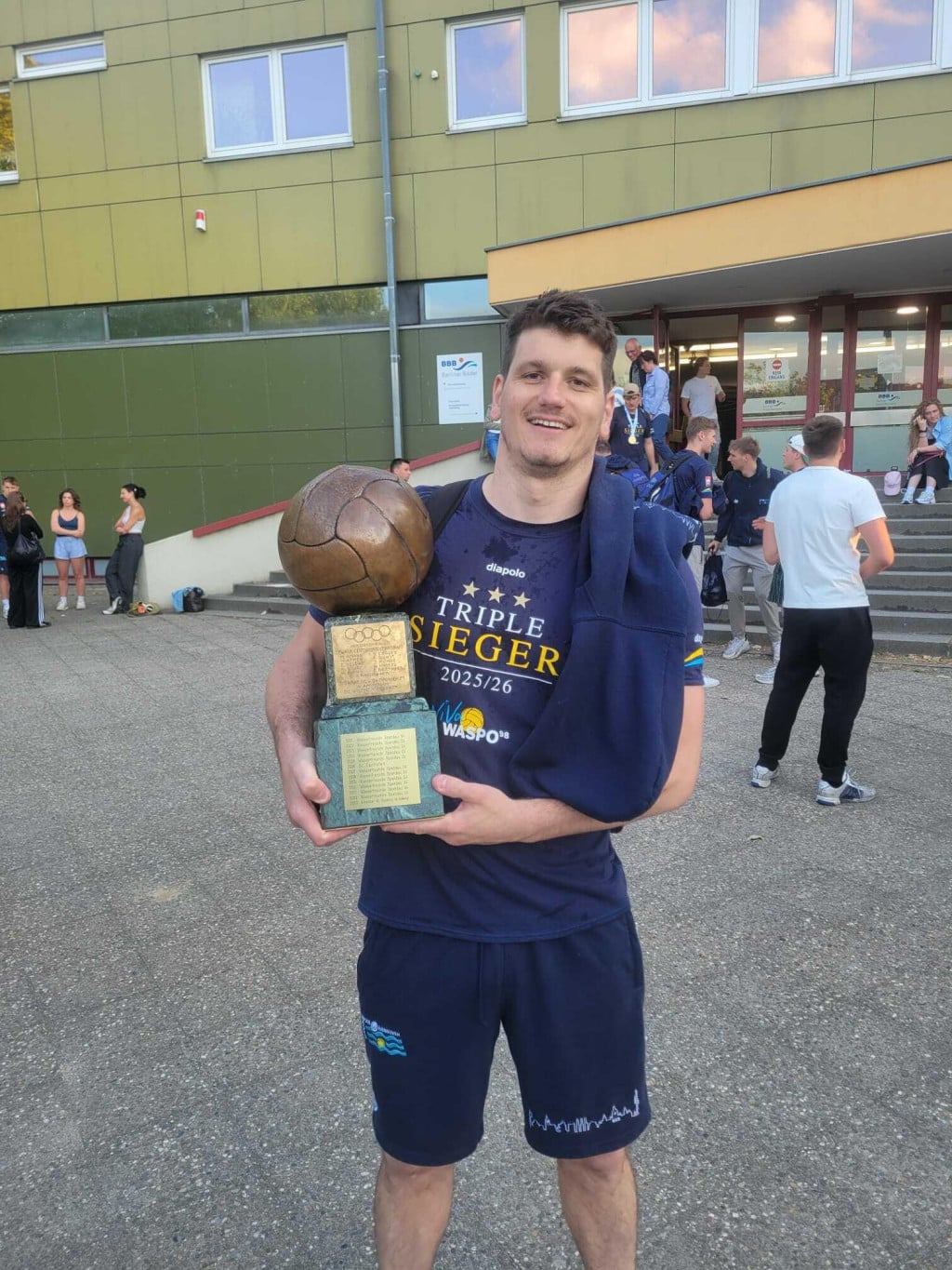 <p>Marko Macan s pokalom prvaka Njemačke</p>