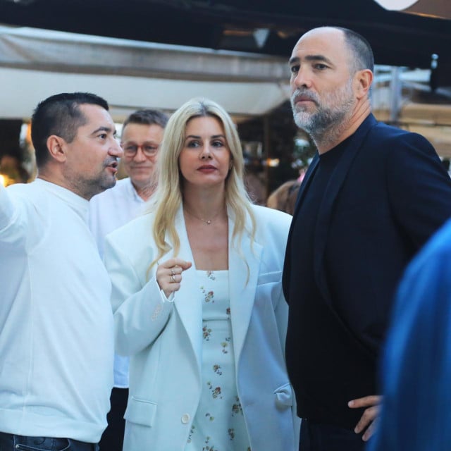 <p>Igor, Stefanija i Marko&nbsp;Bralić Keto. Supružnici se rijetko pojavljuju zajedno u javnosti, pa je njihov izlazak u Splitu privukao pozornost prolaznika</p>