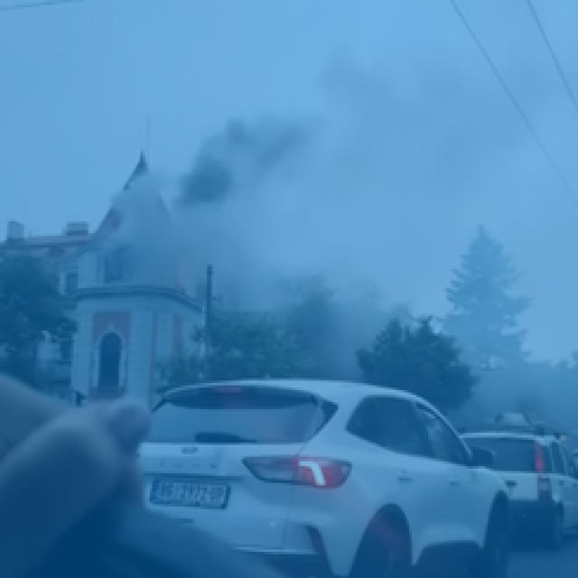 <p>Požar u zgradi pakistanskog veleposlanstva na Dedinju u Beogradu</p>