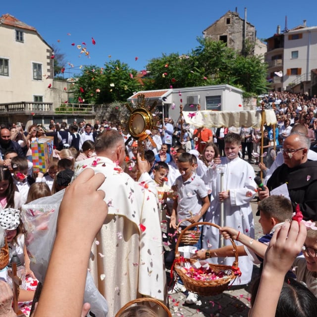 <p>U misi i procesiji na Tijelovo sudjelovalo je vi&scaron;e tisuća Imoćana, kao i njihovih gostiju, koji su do&scaron;li na produženi vikend u rodni kraj</p>