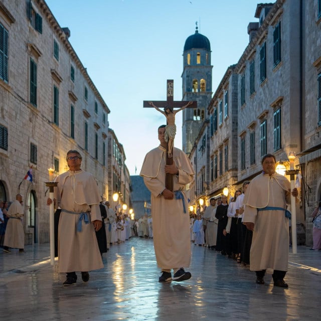 <p>Dubrovnik, 040626. Procesija s Presvetim Oltarskim Sakramentom kroz Grad povodom Svetkovine Presvetog Tijela i Krvi Kristove.