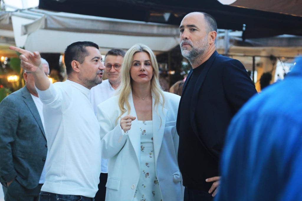 <p>Igor, Stefanija i Marko&nbsp;Bralić Keto. Supružnici se rijetko pojavljuju zajedno u javnosti, pa je njihov izlazak u Splitu privukao pozornost prolaznika</p>