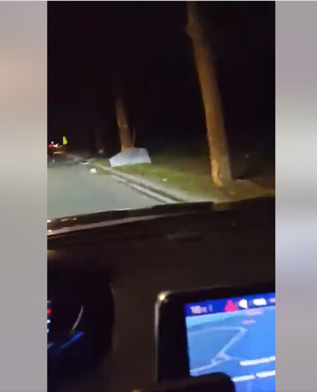 <p>Rasuti dijelovi automobila oko o&scaron;tećenog stabla<br>
&nbsp;</p>