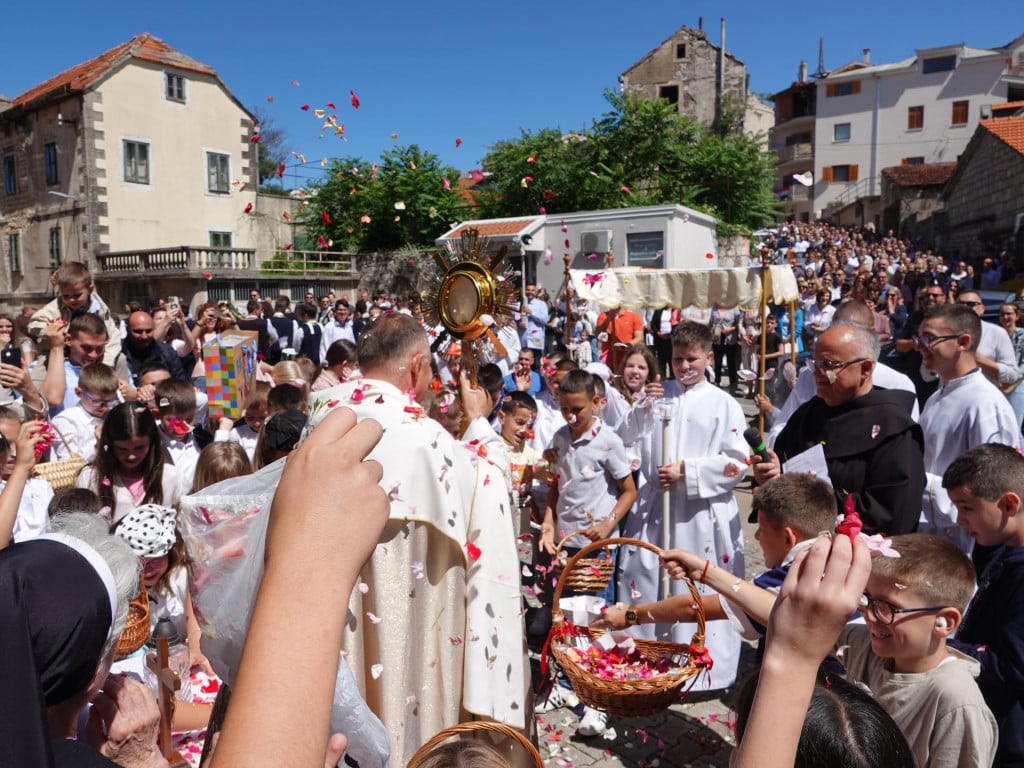 <p>U misi i procesiji na Tijelovo sudjelovalo je vi&scaron;e tisuća Imoćana, kao i njihovih gostiju, koji su do&scaron;li na produženi vikend u rodni kraj</p>