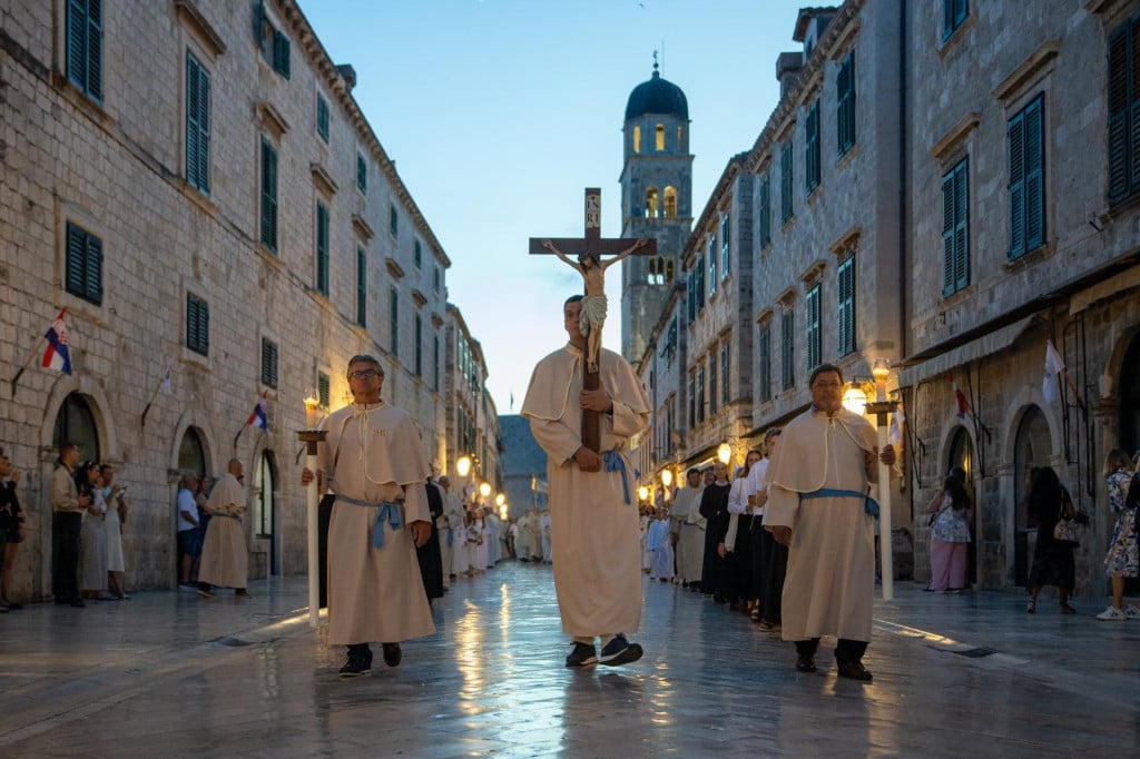 <p>Dubrovnik, 040626. Procesija s Presvetim Oltarskim Sakramentom kroz Grad povodom Svetkovine Presvetog Tijela i Krvi Kristove.