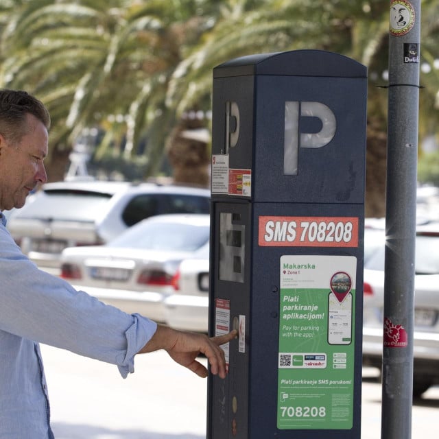 <p>Grad Makarska nije mijenjao cijene parkiranja na parkirali&scaron;tima pa će u prvoj zoni sat ko&scaron;tati 4 eura, u drugoj 2, a u trećoj zoni 1 euro</p>