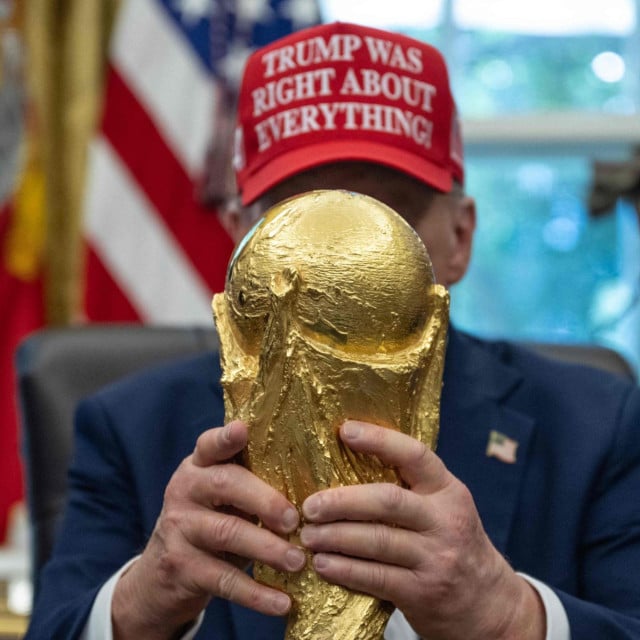 <p>Predsjednik SAD-a Donald Trump drži trofej Svjetskog prvenstva</p>