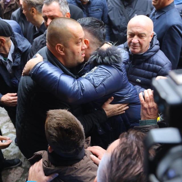 <p>Dino Be&scaron;lić na sprovodu tate Halida</p>
