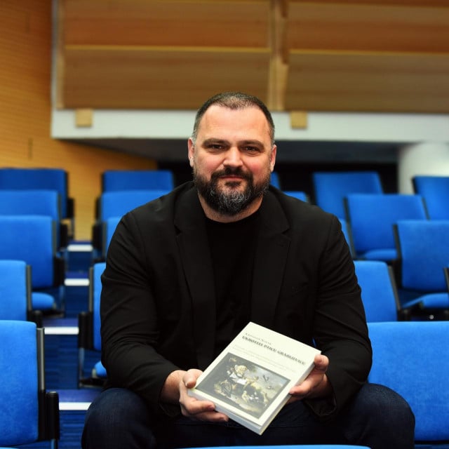 <p>Kristian Novak na nedavnom predstavljanju&nbsp;nove knjige &rdquo;Ukrotiti pticu grabljivicu&rdquo;</p>