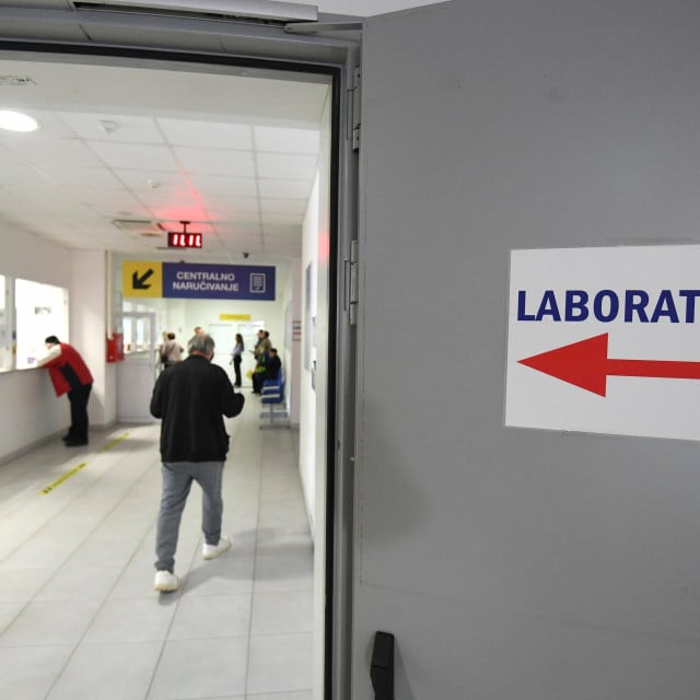 <p>Zadar, 111124.<br>
U zadarskoj Opcoj bolnici laboratorij jutros radi normalno, salteri za vadjenje krvi i uzimanje urina funkcioniraju bez zastoja.<br>