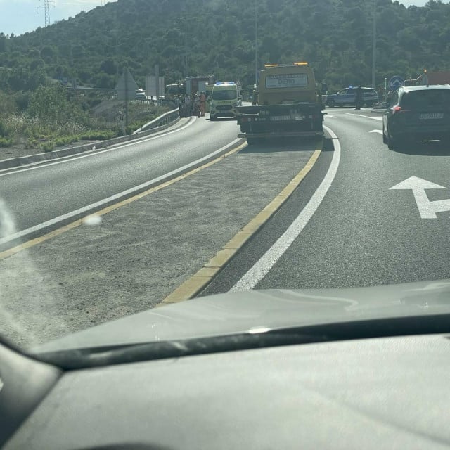 <p>Prometna nesreća u Zaton Dolima, prevnuo se kombi</p>
