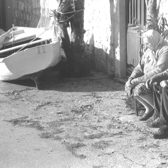 <p>Ova bi odlična slika mogla biti i po&scaron;tanska razglednica - leuti i ćakula na &scaron;entadi po zimskom suncu 1996. godine</p>