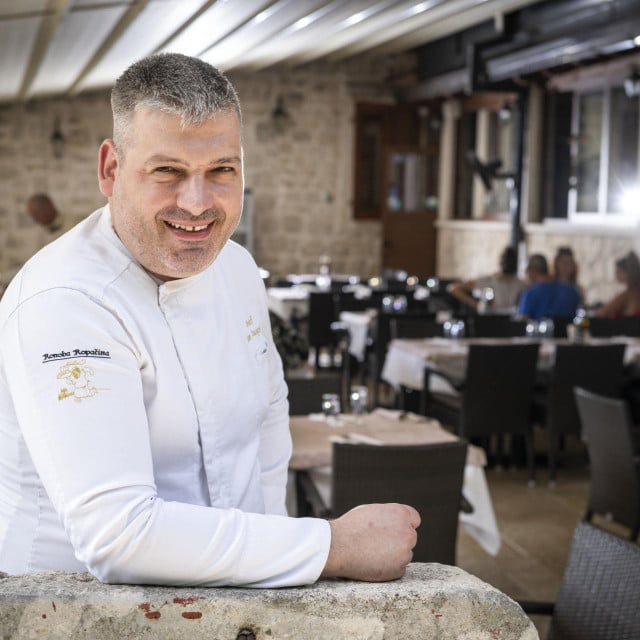 <p>Vlasnik i chef Ivan Jugović: &lsquo;Specifičnost bračke janjetine je i u tome &scaron;to nema neugodan miris&lsquo;</p>