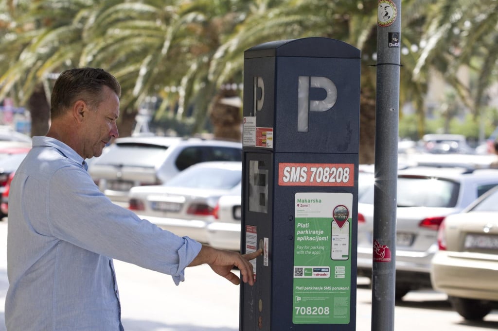 <p>Grad Makarska nije mijenjao cijene parkiranja na parkirali&scaron;tima pa će u prvoj zoni sat ko&scaron;tati 4 eura, u drugoj 2, a u trećoj zoni 1 euro</p>