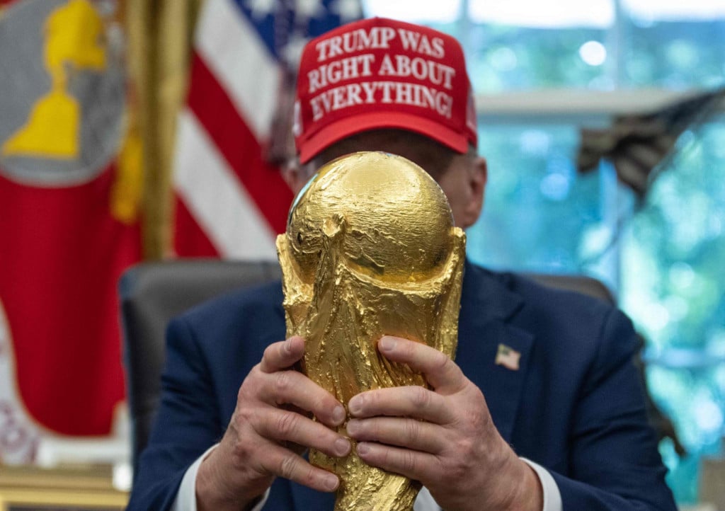 <p>Predsjednik SAD-a Donald Trump drži trofej Svjetskog prvenstva</p>