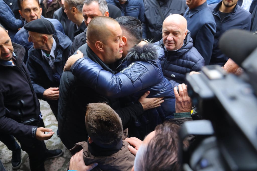 <p>Dino Be&scaron;lić na sprovodu tate Halida</p>
