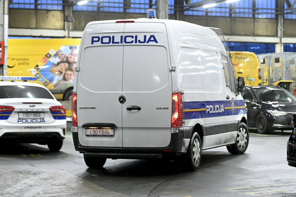 <p>Zagreb, 280126.<br>
Sjediste USKOK-a, Branimirova.<br>
Privodjenje osumnjicenih u prostorije USKOK-a na ispitivanje zbog sumnje u trgovinu droge.<br>