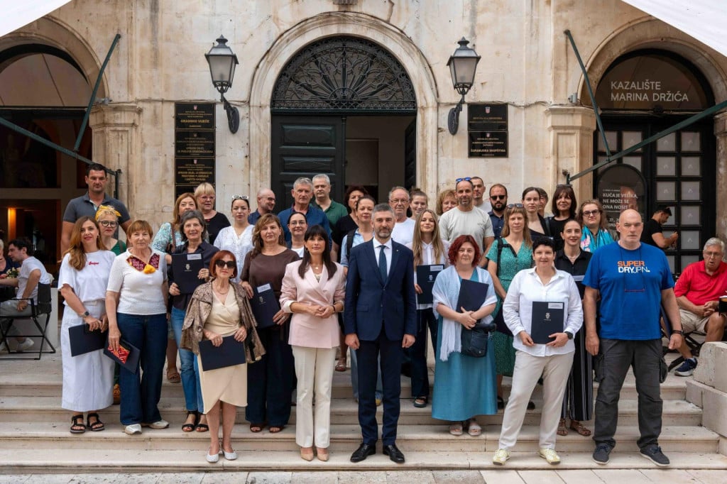 <p>Dubrovački gradonačelnik Mato Franković s dobitnicima poticaja za tradicijske obrte</p>