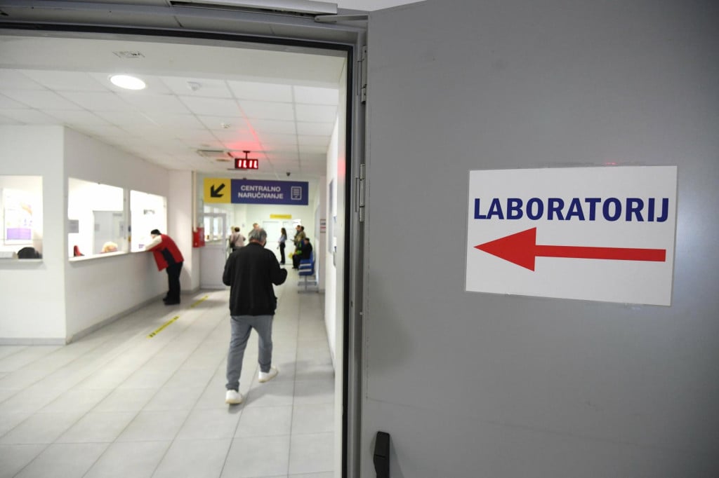 <p>Zadar, 111124.<br>
U zadarskoj Opcoj bolnici laboratorij jutros radi normalno, salteri za vadjenje krvi i uzimanje urina funkcioniraju bez zastoja.<br>
