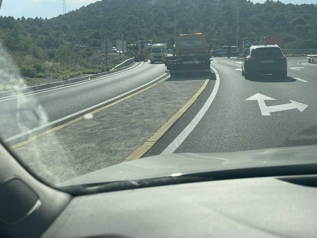 <p>Prometna nesreća u Zaton Dolima, prevnuo se kombi</p>