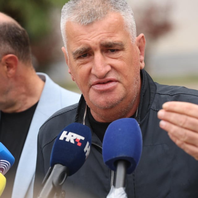 <p>Split, 241025.<br>
Ispred zgrade Splitsko-dalmatinske zupanije.<br>
Gradonaclenik Sinja Miro Bulj odrzao je konferenciju za medije. Tema konferencije je bila prijedlog da se otpad s Karepovca odlaze na Mojanku u Sinju.<br>