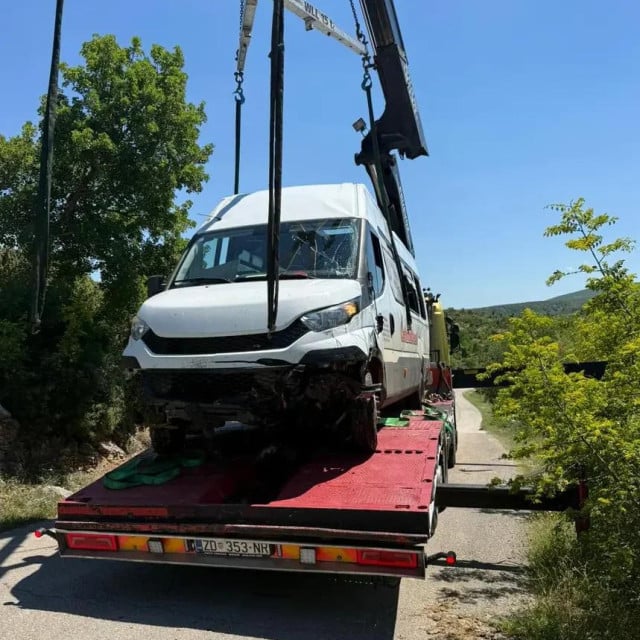 <p>Minibus iz Obrovca gdje su stradala djeca</p>