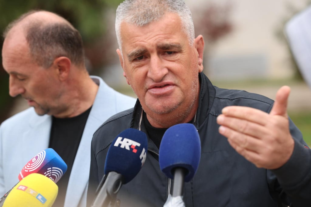 <p>Split, 241025.<br>
Ispred zgrade Splitsko-dalmatinske zupanije.<br>
Gradonaclenik Sinja Miro Bulj odrzao je konferenciju za medije. Tema konferencije je bila prijedlog da se otpad s Karepovca odlaze na Mojanku u Sinju.<br>