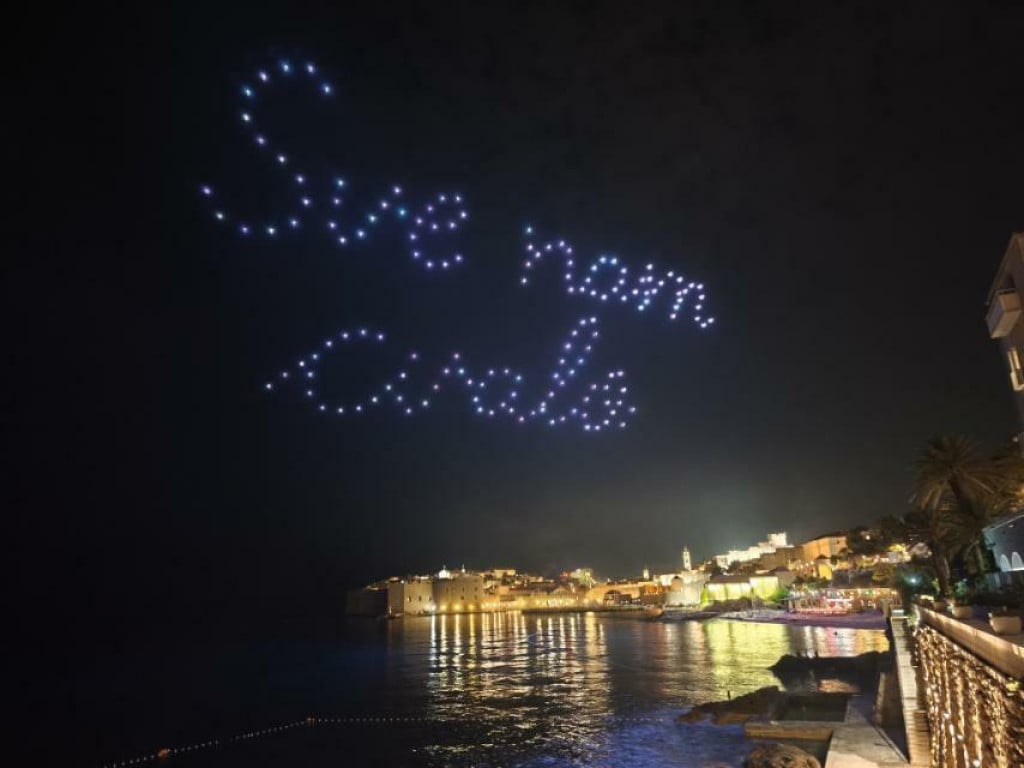 <p>Dron show nakon vjenčanja Borne Sose i Ivone &Scaron;imunović</p>
