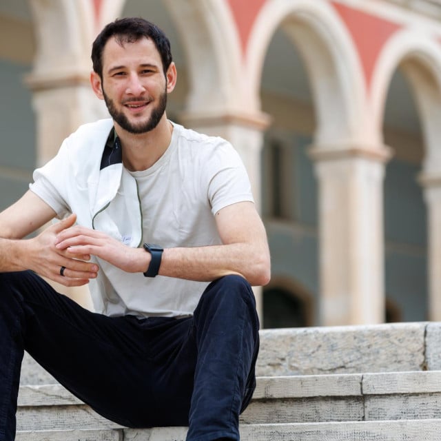 <p>Denis Tomić zagrebački je glumac sa splitskom adresom koji nam je otkrio sve o studiranju glume, kao i poslu nakon studija</p>